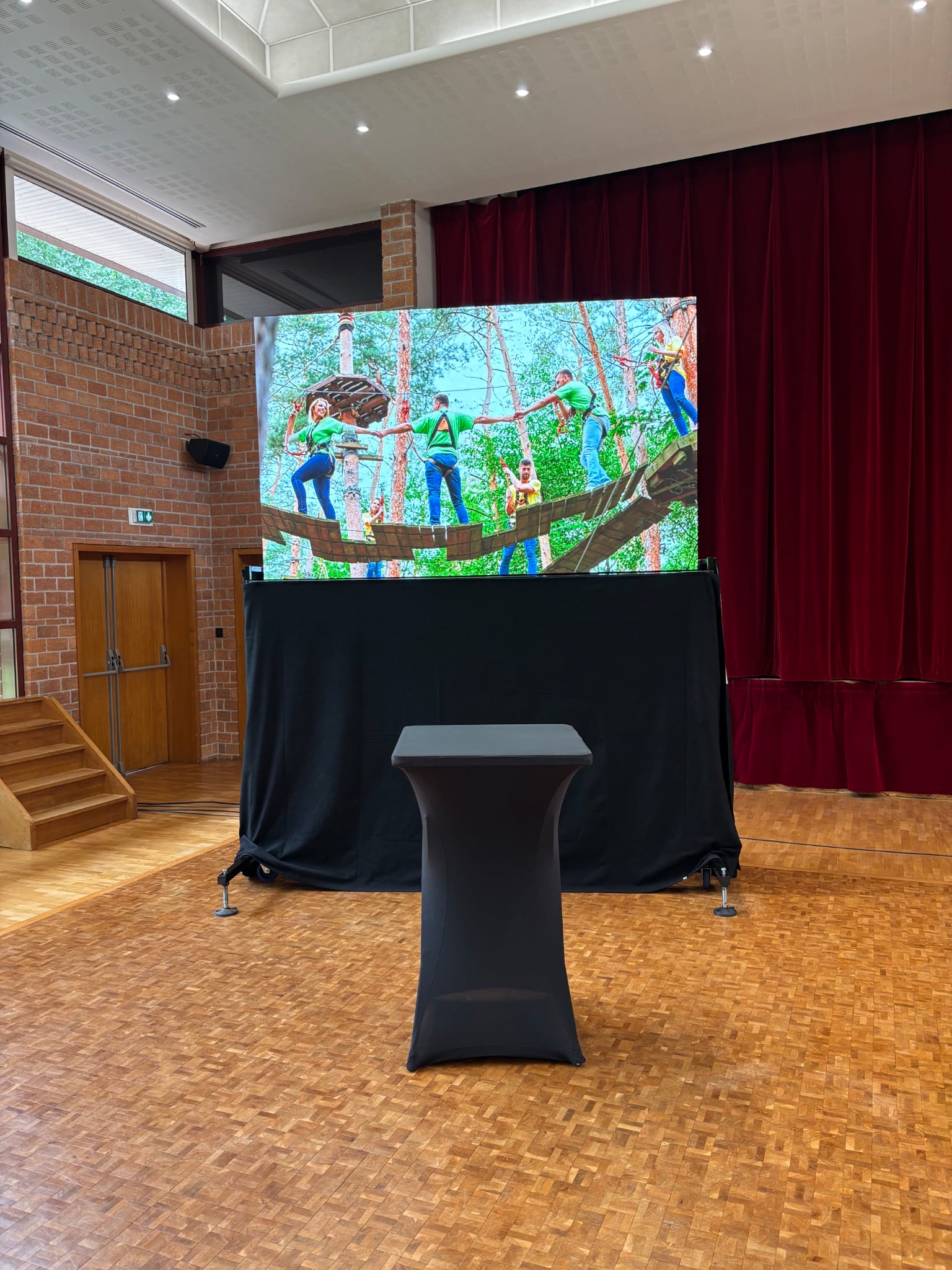 Écran géant LED indoor 3.75m² sur chariot mobile pour salon professionnel à Nantes.