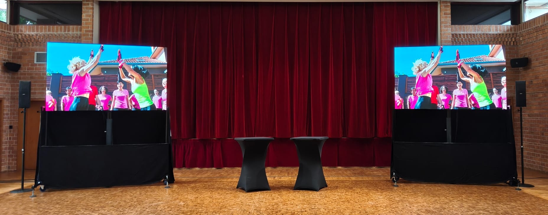 Écran géant LED indoor 3.75m² sur chariot mobile pour salon professionnel à Nantes.