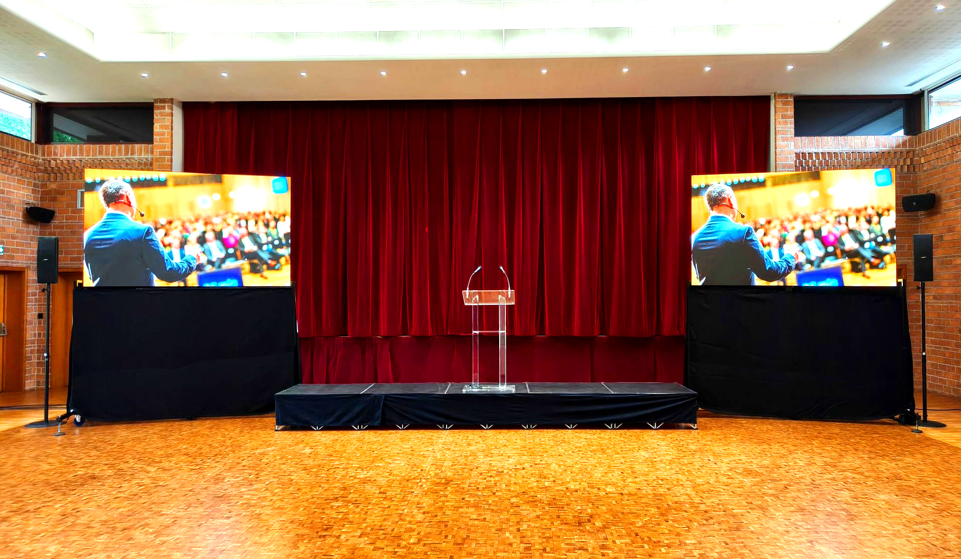 Écran géant LED indoor 3.75m² sur chariot mobile pour salon professionnel à Nantes.